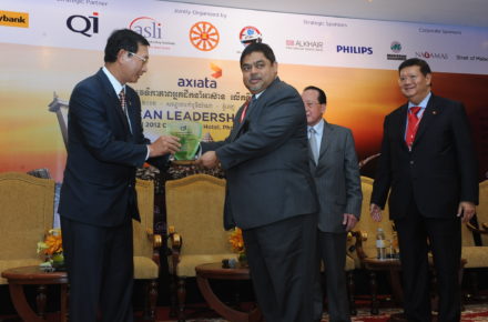 Vijay Eswaran receives a momento at ASEAN Leadership Forum