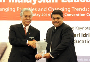 Receiving the Special Award for Education Entrepreneurship and Leadership from Minister of Education, Dato Seri Idris Jusoh. 