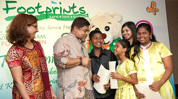 Vijay Eswaran and his wife Umayal talk to children from Footprints Mentoring Program